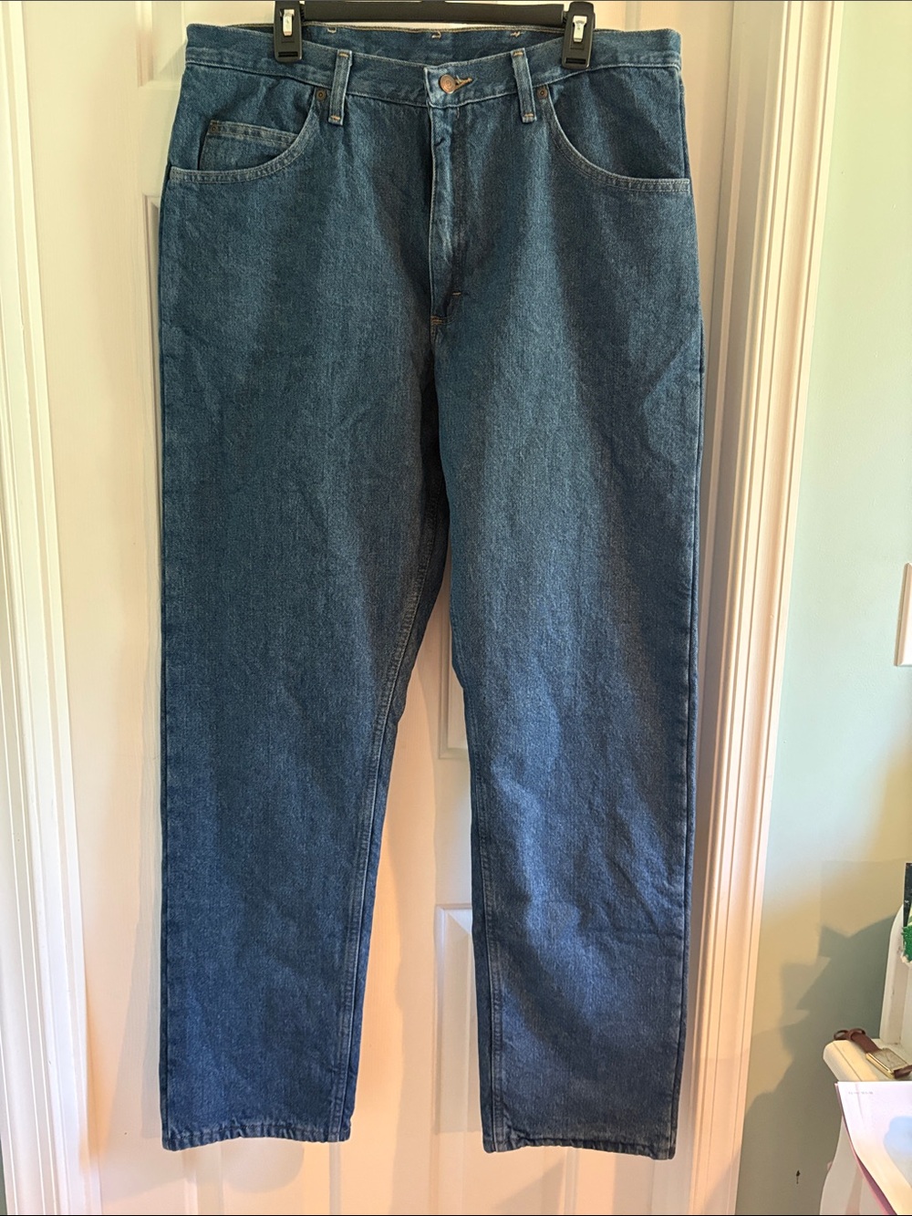 Wrangler Men's Fleece-lined Straight Leg Denim Jeans in Medium Blue
